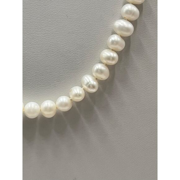 Vintage 18" Cultured Pearl
Necklace 14K Gold Filigree Box Clasp
5-8mm Pearls - Picture 4 of 13